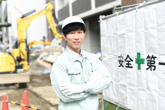 建設現場で足場を組み立てる鳶職人。高所作業を行う専門職で、鉄骨建方や重量物の設置などを担当する。鳶職は建設業界の花形とされ、江戸時代から続く伝統的な職業。