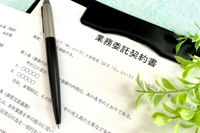 建設現場と書類業務のイメージ